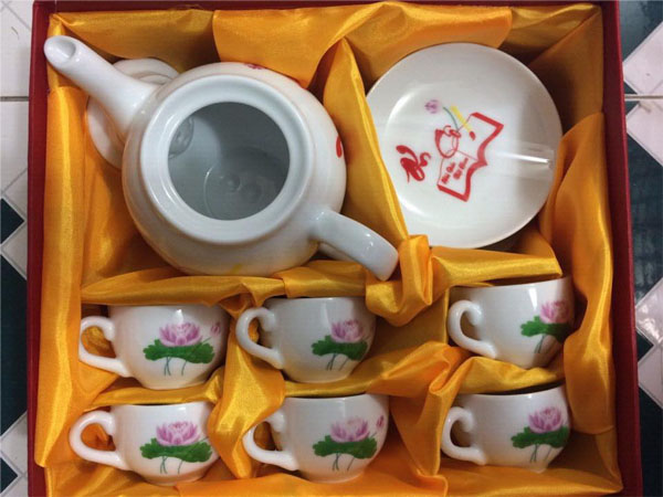 Bộ ấm chén Bát Tràng chào mừng 20 / 11