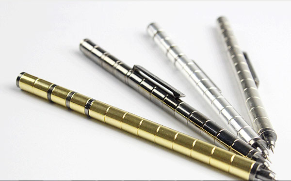 Bút bi nam châm Polar Pen độc đáo