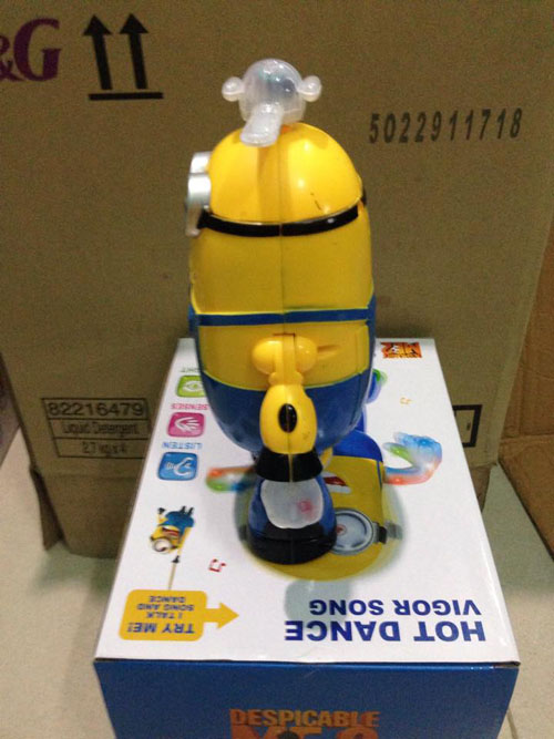 do-choi-minion-nhay-mua-xoay-360-do-1