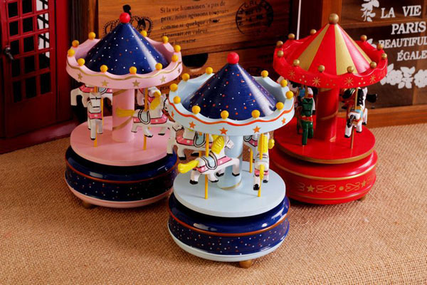 Đu quay ngựa gỗ phát nhạc music box