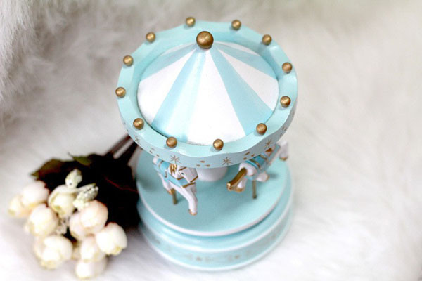 Đu quay ngựa gỗ phát nhạc music box