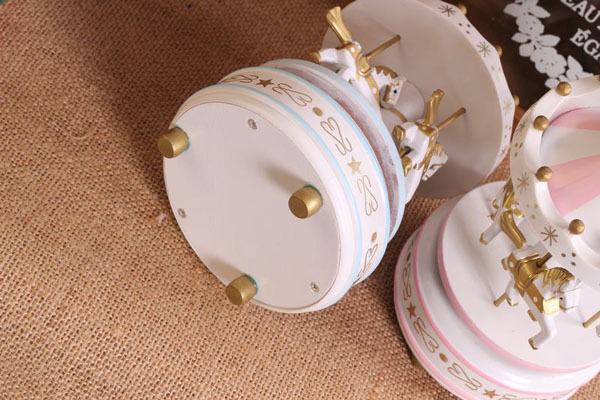 Đu quay ngựa gỗ phát nhạc music box