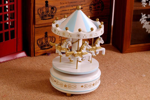 Đu quay ngựa gỗ phát nhạc music box