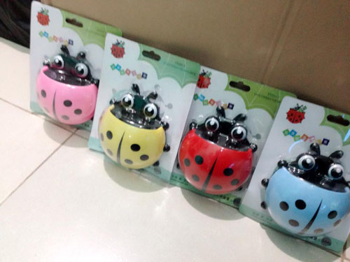 dung-cu-dung-ban-chai-kem-danh-rang-hinh-chu-bo-2