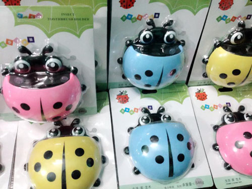 dung-cu-dung-ban-chai-kem-danh-rang-hinh-chu-bo-6