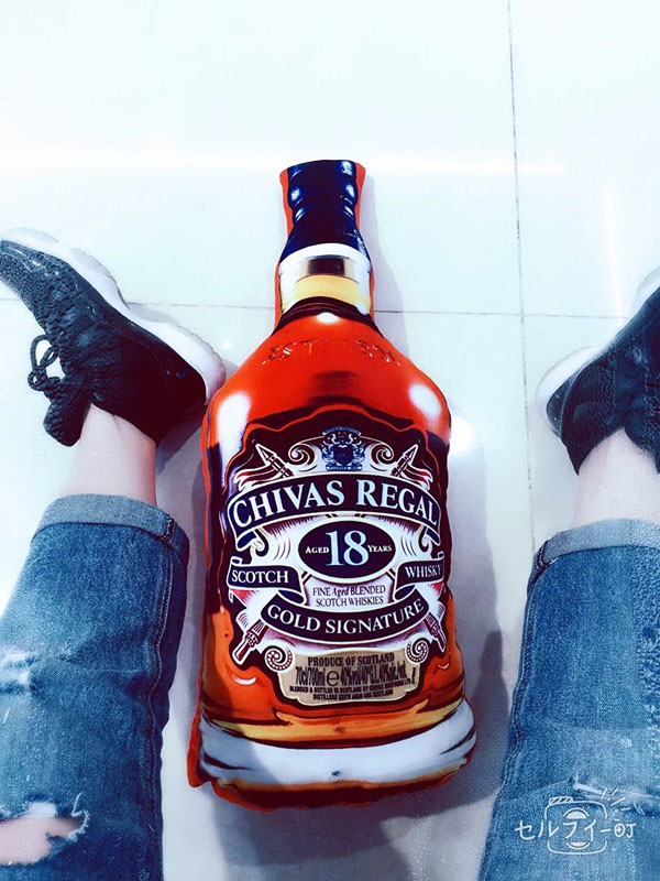 Gối ôm hình chai rượu Chivas