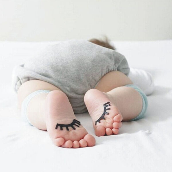 Lót bảo vệ đầu gối cho bé tập bò