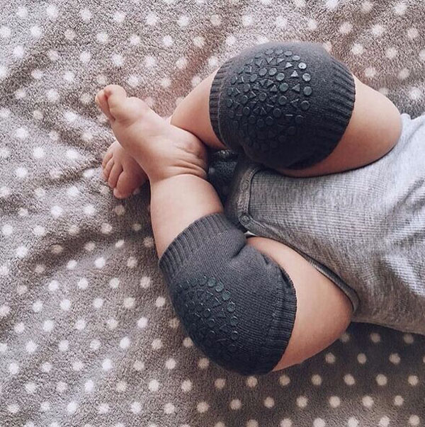 Lót bảo vệ đầu gối cho bé tập bò
