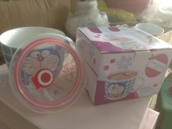 Ly sứ có nắp hình doremon
