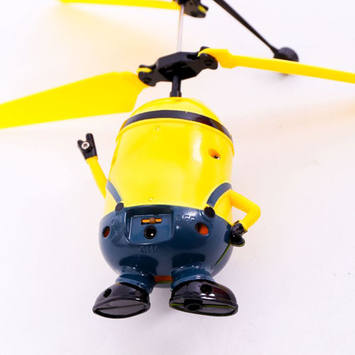 may-bay-cam-ung-dieu-khien-minion-6