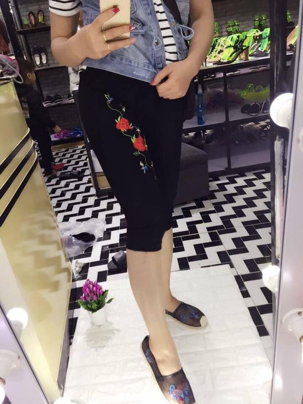 Quần legging thêu hoa hồng Topshop dạng lửng