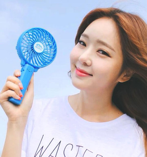 Quạt tích điện cầm tay mini