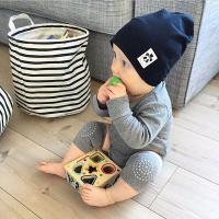 Lót bảo vệ đầu gối cho bé tập bò